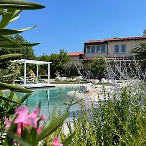 Aparthotel Tilly, Trarivi